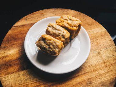 Tahu bakso veya tofu ve köfte. geleneksel Endonezya yemekleri. asya mutfak tahu bakso. Endonezya sokak yemekleri. ahşap masa arka plan ile beyaz plaka üzerinde biber ve marul ile servis