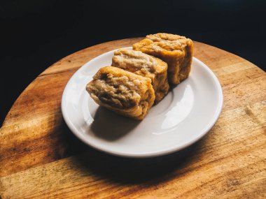 Tahu bakso veya tofu ve köfte. geleneksel Endonezya yemekleri. asya mutfak tahu bakso. Endonezya sokak yemekleri. ahşap masa arka plan ile beyaz plaka üzerinde biber ve marul ile servis