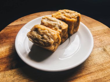 Tahu bakso veya tofu ve köfte. geleneksel Endonezya yemekleri. asya mutfak tahu bakso. Endonezya sokak yemekleri. ahşap masa arka plan ile beyaz plaka üzerinde biber ve marul ile servis