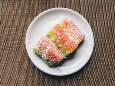 Lapis Singkong Kek veya Manyok Kek veya Bengawan Solo kek java manyok yapılan renkli, Endonezya geleneksel pasta ile