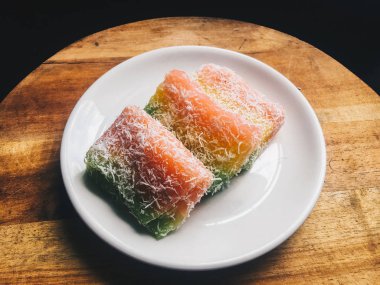 Lapis Singkong Kek veya Manyok Kek veya Bengawan Solo kek java manyok yapılan renkli, Endonezya geleneksel pasta ile