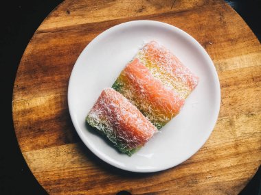 Lapis Singkong Kek veya Manyok Kek veya Bengawan Solo kek java manyok yapılan renkli, Endonezya geleneksel pasta ile