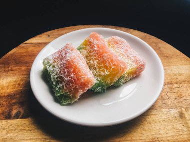 Lapis Singkong Kek veya Manyok Kek veya Bengawan Solo kek java manyok yapılan renkli, Endonezya geleneksel pasta ile