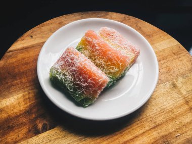 Lapis Singkong Kek veya Manyok Kek veya Bengawan Solo kek java manyok yapılan renkli, Endonezya geleneksel pasta ile