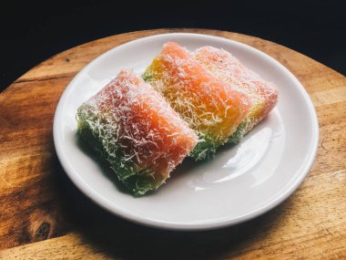 Lapis Singkong Kek veya Manyok Kek veya Bengawan Solo kek java manyok yapılan renkli, Endonezya geleneksel pasta ile