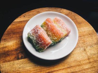 Lapis Singkong Kek veya Manyok Kek veya Bengawan Solo kek java manyok yapılan renkli, Endonezya geleneksel pasta ile