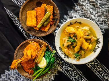 Rujak Soto, Tempong Rice veya Nasi Tempong ve Tempeh Penyet Banyuwangi bölgesinden tipik bir mutfak veya geleneksel gıda, Doğu Java, Endonezya