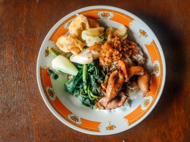 Nasi Tempong veya Sego Tempong, Banyuwangi, Doğu Java, Endonezya geleneksel baharatlı mutfak gıda. Pecel ile benzer ama daha baharatlı. pirinç, sambal biber, sebze, tofu, tempeh ve yan karışık