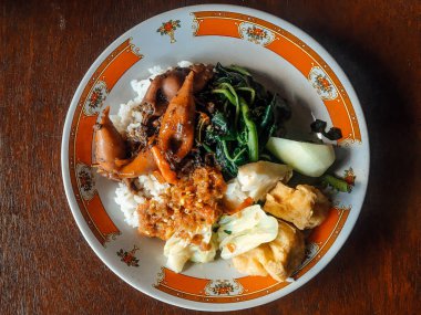 Nasi Tempong veya Sego Tempong, Banyuwangi, Doğu Java, Endonezya geleneksel baharatlı mutfak gıda. Pecel ile benzer ama daha baharatlı. pirinç, sambal biber, sebze, tofu, tempeh ve yan karışık