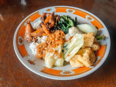 Nasi Tempong veya Sego Tempong, Banyuwangi, Doğu Java, Endonezya geleneksel baharatlı mutfak gıda. Pecel ile benzer ama daha baharatlı. pirinç, sambal biber, sebze, tofu, tempeh ve yan karışık