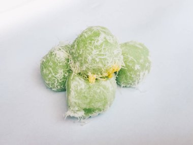Klepon, Endonezya geleneksel yemek lezzeti. Beyaz arka planda izole edilmiş palmiye şekeriyle doldurulmuş pirinç topları.