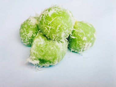 Klepon, Endonezya geleneksel yemek lezzeti. Beyaz arka planda izole edilmiş palmiye şekeriyle doldurulmuş pirinç topları.
