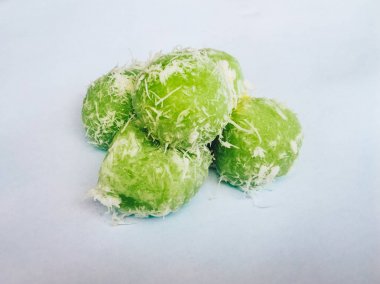 Klepon, Endonezya geleneksel yemek lezzeti. Beyaz arka planda izole edilmiş palmiye şekeriyle doldurulmuş pirinç topları.
