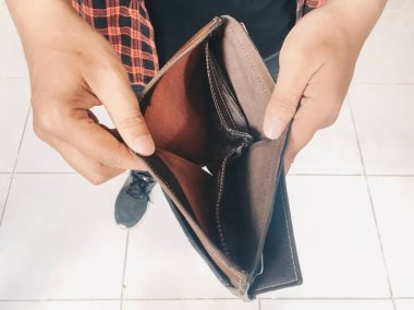 Adam el açık veya beyaz arka plan üzerinde boş bir cüzdan tutarak. İflas veya fakir adam kavramı