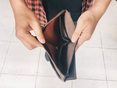 Adam el açık veya beyaz arka plan üzerinde boş bir cüzdan tutarak. İflas veya fakir adam kavramı