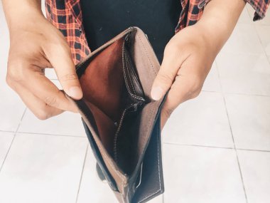 Adam el açık veya beyaz arka plan üzerinde boş bir cüzdan tutarak. İflas veya fakir adam kavramı