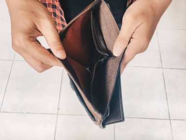 Adam el açık veya beyaz arka plan üzerinde boş bir cüzdan tutarak. İflas veya fakir adam kavramı