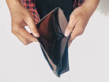 Adam el açık veya beyaz arka plan üzerinde boş bir cüzdan tutarak. İflas veya fakir adam kavramı