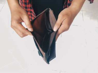 Adam el açık veya beyaz arka plan üzerinde boş bir cüzdan tutarak. İflas veya fakir adam kavramı