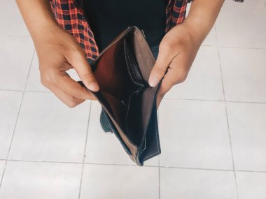 Adam el açık veya beyaz arka plan üzerinde boş bir cüzdan tutarak. İflas veya fakir adam kavramı