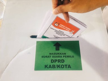 Endonezya - 17 Nisan 2019: Başkanlık ve yasama seçimleri sırasında oy kullanan kişi