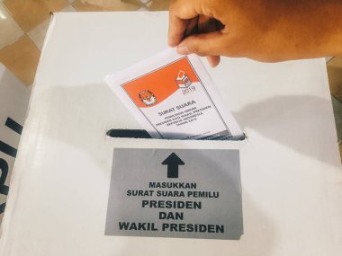Endonezya - 17 Nisan 2019: Başkanlık ve yasama seçimleri sırasında oy kullanan kişi