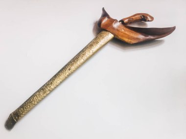 Beyaz arka plan üzerinde durumda Antika tipik Endonezya kris bıçak