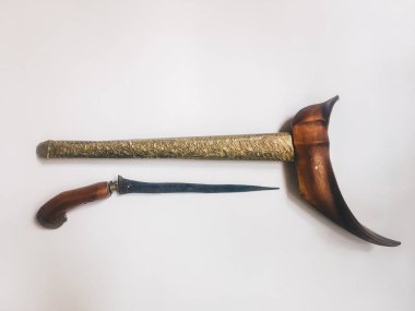 Beyaz arka plan üzerinde durumda antika tipik Endonezya kris bıçak
