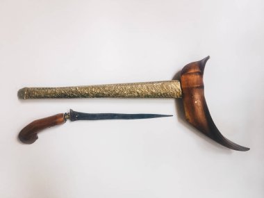 Beyaz arka plan üzerinde durumda antika tipik Endonezya kris bıçak