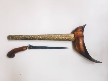 Beyaz arka plan üzerinde durumda antika tipik Endonezya kris bıçak