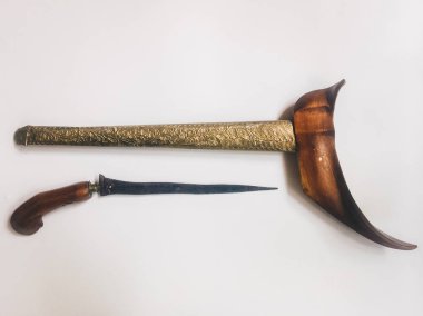 Beyaz arka plan üzerinde durumda antika tipik Endonezya kris bıçak