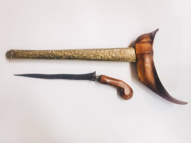 Beyaz arka plan üzerinde durumda antika tipik Endonezya kris bıçak