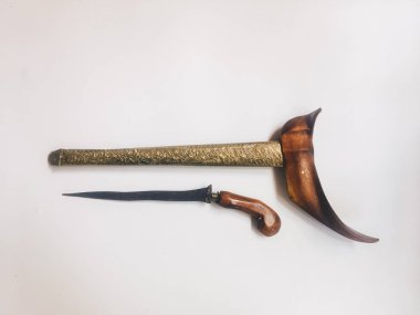 Beyaz arka plan üzerinde durumda antika tipik Endonezya kris bıçak