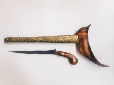 Beyaz arka plan üzerinde durumda antika tipik Endonezya kris bıçak