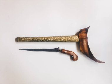 Beyaz arka plan üzerinde durumda antika tipik Endonezya kris bıçak