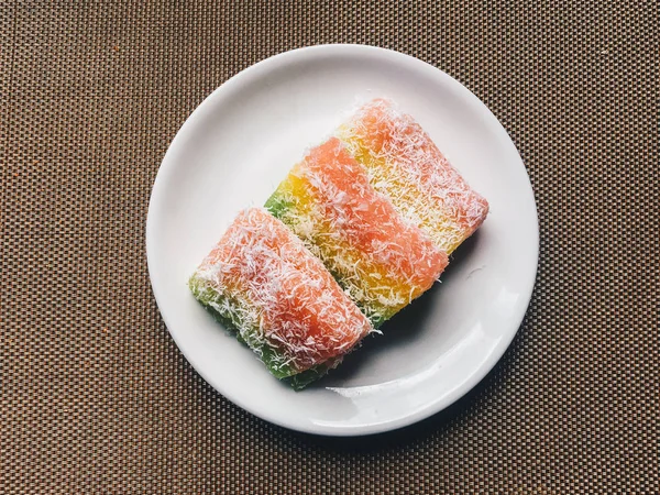 Lapis Singkong Kek veya Manyok Kek veya Bengawan Solo kek java manyok yapılan renkli, Endonezya geleneksel pasta ile