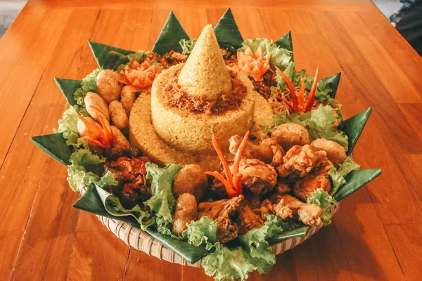 Nasi Tumpeng Kaki Tradisional Jawa Yang Didisolasi Dengan Latar Belakang — Stok Foto