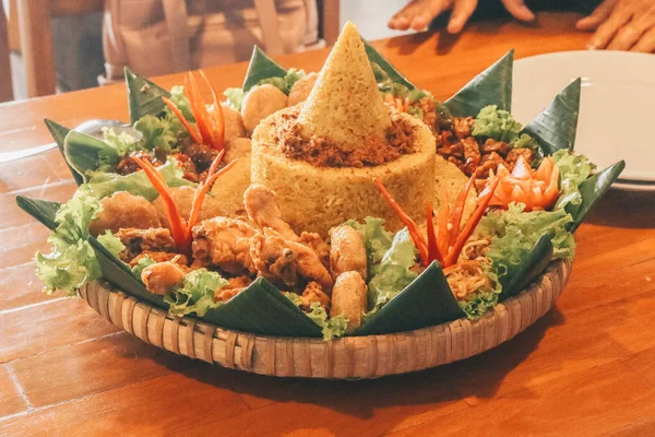 Nasi Tumpeng Java Tradicional Foodisolated Sobre Fondo Negro Rijstafel Indonesio — Foto de Stock