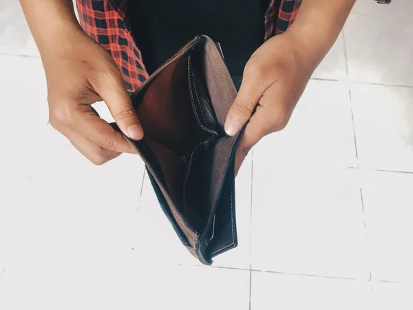 Hombre Mano Abierta Sosteniendo Una Cartera Vacía Sobre Fondo Blanco — Foto de Stock