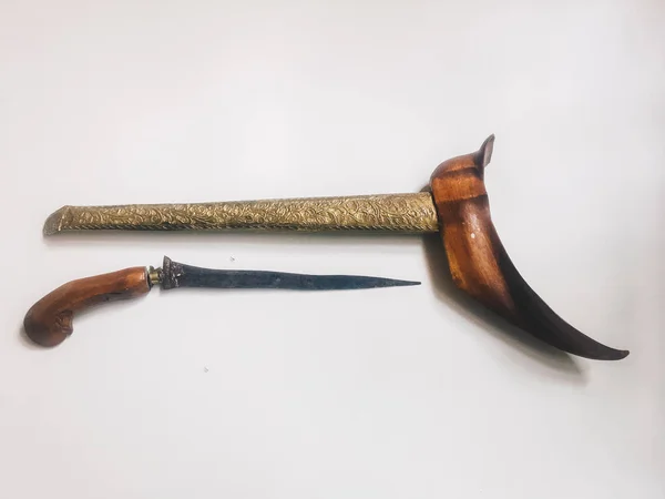 Couteau Antique Typique Indonésien Kris Avec Étui Sur Fond Blanc — Photo