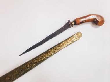 Beyaz arka plan üzerinde durumda antika tipik Endonezya kris bıçak