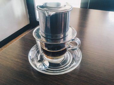 masada metal su ısıtıcısı ve cam ile kahve yapma