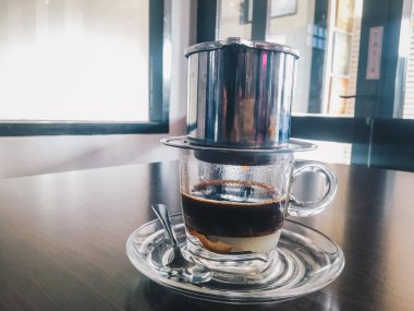 masada metal su ısıtıcısı ve cam ile kahve yapma