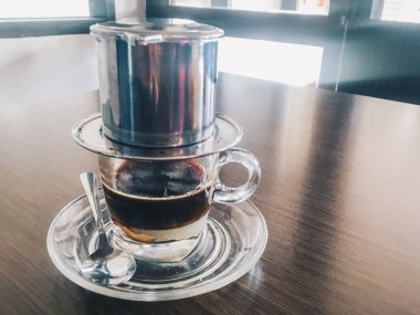 masada metal su ısıtıcısı ve cam ile kahve yapma