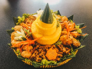 Nasi Tumpeng Nusantara, Java geleneksel gıda. Bağımsızlık kutlamaları için ülkede çeşitli bölgesel mutfaklardan yan yemekleri ile sarı pirinç