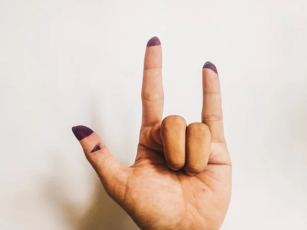 Signo Mano Tres Dedos Rock Metal Pesado Una Mujer Tinta — Foto de Stock
