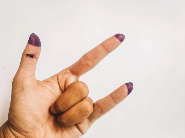 白い背景に隔離された紫色のインクで女性の3本の指または岩または重金属の手のサイン 有権者の指から紫色のインクスポットは インドネシアの選挙の証拠を与えた — ストック写真