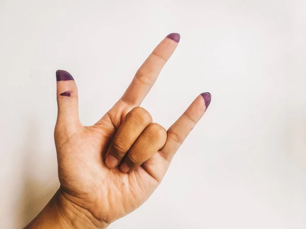 Signo Mano Tres Dedos Rock Metal Pesado Una Mujer Tinta — Foto de Stock