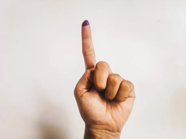 배경에 여성의 손가락 손가락 유권자의 손가락에서 보라색 반점은 인도네시아 선거의 — 스톡 사진