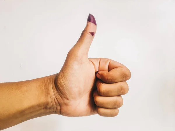 白い背景に隔離された紫色のインクで女性の親指を上げる 有権者の指から紫色のインクスポットは インドネシアの選挙の証拠を与えた — ストック写真